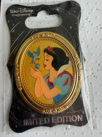 WDI Princess Gold Oval Frame Snow White LE Pin